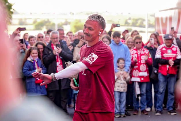 Deutschland: Fussball Saison 2026 2027 , 1. Bundesliga , 5. Spieltag , 1. FSV Mainz 05 vs. Bayer 04 Leverkusen - MEWA-Arena (Mainz) : Phillip Tietz (1. FSV Mainz 05, 9) bei Fans Mainz MEWA-Arena Deutschland Germany Copyright: xBennetxLongx