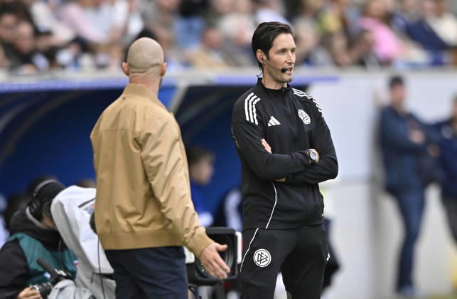 Trainer Coach Christian Ilzer TSG 1899 Hoffenheim sauer im Gespraech Diskussion mit Vierter Offizieller Schiedsrichter Referee Schiedsrichter Referee Dr. Matthias Joellenbeck nach Verletzung Ozan Kabak TSG 1899 Hoffenheim (05) Schiedsrichter Referee Harm Osmers schickt Betreuer wegen Kopfverletzung vom Fels TSG 1899 Hoffenheim vs Hamburger SV HSV 10.10.2026 DFL REGULATIONS PROHIBIT ANY USE OF PHOTOGRAPHS AS IMAGE SEQUENCES AND OR QUASI-VIDEO TSG 1899 Hoffenheim vs Hamburger SV HSV