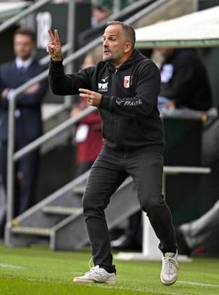 10.10.2026, Fussball Bundesliga 2026 2027, 5.Spieltag, FC Augsburg - FC Bayern München, in der WWK-Arena Augsburg, Trainer Manuel Baum (FC Augsburg) gestikuliert.