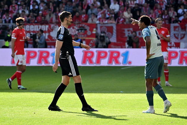 10.10.2026, xsltx, Fussball 1.Bundesliga, FSV Mainz 05 - Bayer 04 Leverkusen v.l. Schiedsrichter Referee Max Burda Jarell Quansah (Bayer 04 Leverkusen) (DFL DFB REGULATIONS PROHIBIT ANY USE OF PHOTOGRAPHS as IMAGE SEQUENCES and or QUASI-VIDEO) Mainz