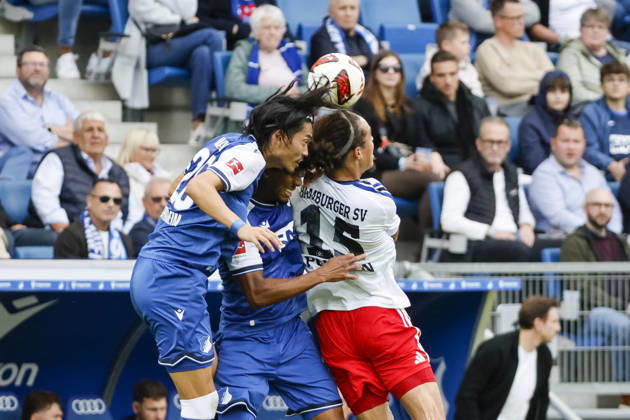 Koki Machida (TSG Hoffenheim, 28), Bernardo (TSG Hoffenheim, 13) und Yussuf Poulsen (Hamburger SV, 15) im Kampf um den Ball , Deutschland, Fussball, 1. Bundesliga, 5.Spieltag, 2026 2027, TSG Hoffenheim vs. Hamburger SV, 10.10.2026, Sinsheim SNP Arena Deutschland Copyright: xGrantxHubbsx