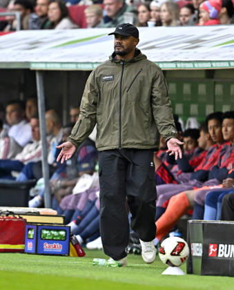 10.10.2026, Fussball Bundesliga 2026 2027, 5.Spieltag, FC Augsburg - FC Bayern München, in der WWK-Arena Augsburg, Trainer Manuel Baum (FC Augsburg) unzufrieden