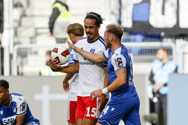 Yussuf Poulsen (Hamburger SV, 15) und Vladimir Coufal (TSG Hoffenheim, 34) , Deutschland, Fussball, 1. Bundesliga, 5.Spieltag, 2026 2027, TSG Hoffenheim vs. Hamburger SV, 10.10.2026, Sinsheim SNP Arena Deutschland Copyright: xGrantxHubbsx