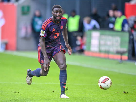 Dayot Upamecano (FC Bayern Muenchen) in Aktion, am Ball, Einzelaktion waehrend des spiels der 1. Bundesliga zwischen FC Augsburg und FC Bayern Muenchen, WWK Arena am 10. October 2026 in Augsburg, Deutschland. (Foto von Harry Langer DeFodi Images) +++ Dayot Upamecano (FC Bayern Muenchen) controls the Ball during the Bundesliga match between FC Augsburg and FC Bayern Muenchen at WWK Arena on October 10, 2026 in Augsburg, Germany. (Photo by Harry Langer DeFodi Images) DFB DFL REGULATIONS PROHIBIT ANY USE OF PHOTOGRAPHS AS IMAGE SEQUENCES AND OR QUASI-VIDEO. (Photo by Harry Langer DeFodi Images) DFB DFL REGULATIONS PROHIBIT ANY USE OF PHOTOGRAPHS AS IMAGE SEQUENCES AND OR QUASI-VIDEO. -