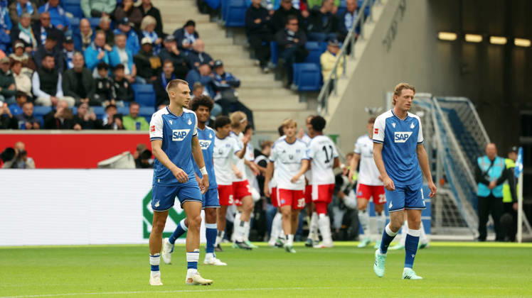 10.10.2026, xrekx, Fussball 1.Bundesliga, TSG 1899 Hoffenheim - Hamburger SV v.l. Torjubel nach dem Tor zum celebrating the goal celebrate 0:1 durch Yussuf Poulsen (Hamburger SV) Tim Lemperle (TSG 1899 Hoffenheim) enttaeuscht, enttäuscht, schaut enttaeuscht, niedergeschlagen, disappointed (DFL DFB REGULATIONS PROHIBIT ANY USE OF PHOTOGRAPHS as IMAGE SEQUENCES and or QUASI-VIDEO) Sinsheim
