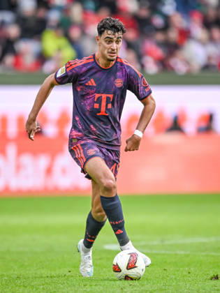 Aleksandar Pavlovic (FC Bayern Muenchen) in Aktion, am Ball, Einzelaktion waehrend des spiels der 1. Bundesliga zwischen FC Augsburg und FC Bayern Muenchen, WWK Arena am 10. October 2026 in Augsburg, Deutschland. (Foto von Harry Langer DeFodi Images) +++ Aleksandar Pavlovic (FC Bayern Muenchen) controls the Ball during the Bundesliga match between FC Augsburg and FC Bayern Muenchen at WWK Arena on October 10, 2026 in Augsburg, Germany. (Photo by Harry Langer DeFodi Images) DFB DFL REGULATIONS PROHIBIT ANY USE OF PHOTOGRAPHS AS IMAGE SEQUENCES AND OR QUASI-VIDEO. (Photo by Harry Langer DeFodi Images) DFB DFL REGULATIONS PROHIBIT ANY USE OF PHOTOGRAPHS AS IMAGE SEQUENCES AND OR QUASI-VIDEO. -