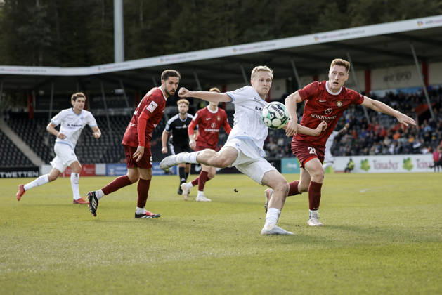 10.10.2026, xhettx, Fussball 3.Liga, SG Sonnenhof Grossaspach - SV Waldhof Mannheim v.l. Julian Rieckmann (SV Waldhof Mannheim, 21) mit einem schönen Schuss