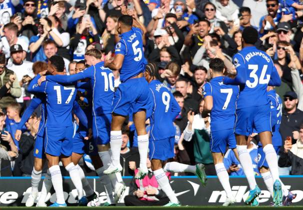 Jordan Henderson of Chelsea celebrates scoring his team s first goal of the match with teammates Chelsea v AFC Bournemouth, Premier League, Football, Stamford Bridge, London, UK, 10 10 2026, England - 10 Oct 2026London Stamford Bridge England United Kingdom EDITORIAL USE ONLY No use with unauthorised audio, video, data, fixture lists, club league logos or live services. Online in-match use limited to 120 images, no video emulation. No use in betting, games or single club league player publications. Copyright: xHanc WiredxPhotos Shutterstockx 17207404k