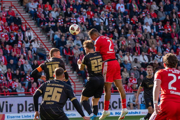Deutschland: Fussball 1. Bundesliga, 5. Spieltag 2026 2027, 1.FC Union Berlin - SV Elversberg am 10.10.2026 in Berlin (Stadion An der Alten Försterei): Kopfball Chance Felix Uduokhai (1. FC Union Berlin, 2) Copyright: xSvenxHeidmannx