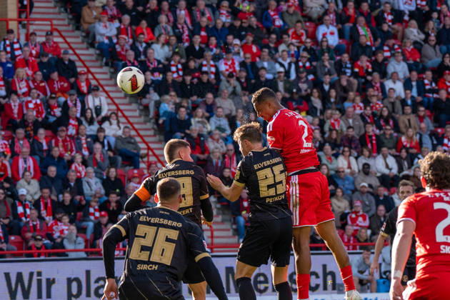 Deutschland: Fussball 1. Bundesliga, 5. Spieltag 2026 2027, 1.FC Union Berlin - SV Elversberg am 10.10.2026 in Berlin (Stadion An der Alten Försterei): Kopfball Chance Felix Uduokhai (1. FC Union Berlin, 2) Copyright: xSvenxHeidmannx