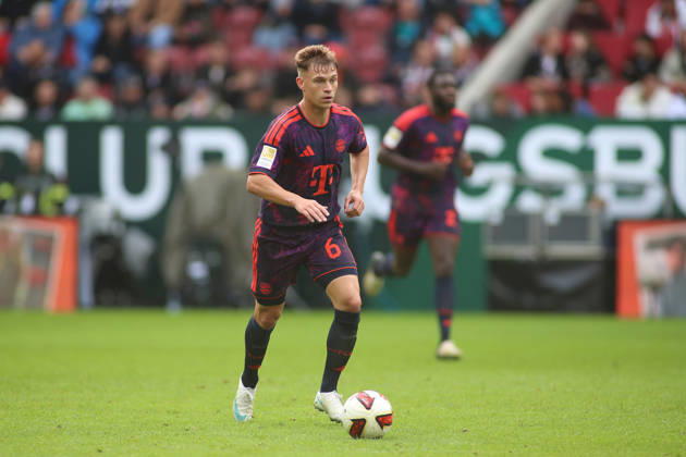 Fussball, Herren, Saison 2026 2027, FC Augsburg - FC Bayern München, Bundesliga, WWK Arena Joshua Kimmich (FC Bayern München) mit Ball im Laufen DFL DFB regulations prohibit any use of photographs as image sequences and or quasi-video