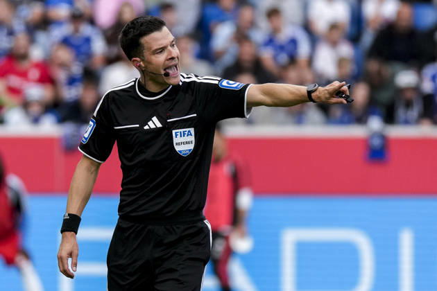 Harm Osmers (Schiedsrichter), gibt Anweisungen, gestikuliert, mit den Armen gestikulieren, Einzelbild, Einzelfoto, Aktion, Action, 10.10.2026, Sinsheim (Deutschland), Fussball, Bundesliga, TSG 1899 Hoffenheim - Hamburger SV, DFB DFL REGULATIONS PROHIBIT ANY USE OF PHOTOGRAPHS AS IMAGE SEQUENCES AND OR QUASI-VIDEO.