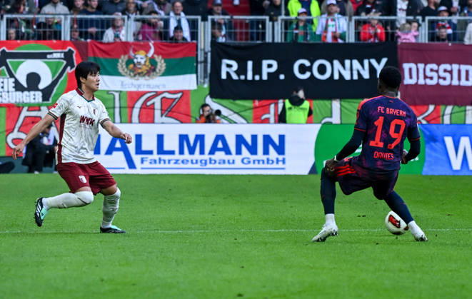 10.10.2026, xemx, Fussball 1.Bundesliga, FC Augsburg - Bayern München v.l. Youngwoo Seol (FC Augsburg), Alphonso Davies (FC Bayern Muenchen) Zweikampf, Aktion, action, battle for the ball (DFL DFB REGULATIONS PROHIBIT ANY USE OF PHOTOGRAPHS as IMAGE SEQUENCES and or QUASI-VIDEO) Augsburg