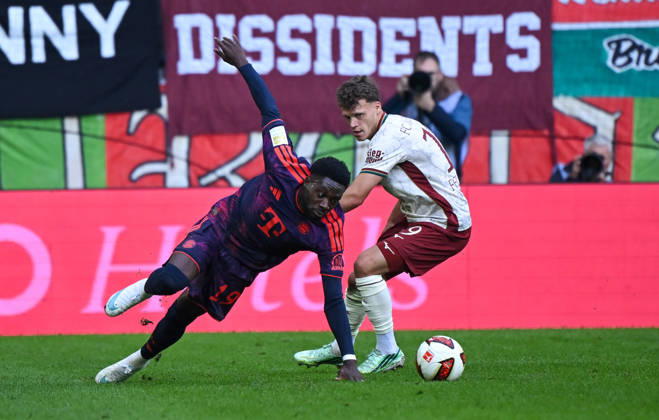 10.10.2026, xemx, Fussball 1.Bundesliga, FC Augsburg - Bayern München v.l. Alphonso Davies (FC Bayern Muenchen), Robin Fellhauer (FC Augsburg) Zweikampf, Aktion, action, battle for the ball (DFL DFB REGULATIONS PROHIBIT ANY USE OF PHOTOGRAPHS as IMAGE SEQUENCES and or QUASI-VIDEO) Augsburg