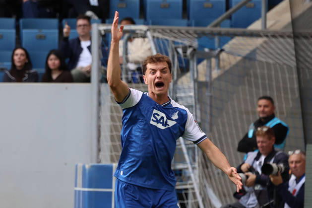 10.10.2026, xrekx, Fussball 1.Bundesliga, TSG 1899 Hoffenheim - Hamburger SV v.l. Fisnik Asllani (TSG 1899 Hoffenheim) gibt Anweisungen, gestikuliert, mit den Armen gestikulieren gives instructions, gesticulate enttaeuscht, enttäuscht, schaut enttaeuscht, niedergeschlagen, disappointed (DFL DFB REGULATIONS PROHIBIT ANY USE OF PHOTOGRAPHS as IMAGE SEQUENCES and or QUASI-VIDEO) Sinsheim