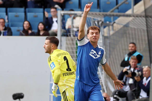 10.10.2026, xrekx, Fussball 1.Bundesliga, TSG 1899 Hoffenheim - Hamburger SV v.l. Daniel Heuer Fernandes (Hamburger SV) Fisnik Asllani (TSG 1899 Hoffenheim) gibt Anweisungen, gestikuliert, mit den Armen gestikulieren gives instructions, gesticulate (DFL DFB REGULATIONS PROHIBIT ANY USE OF PHOTOGRAPHS as IMAGE SEQUENCES and or QUASI-VIDEO) Sinsheim