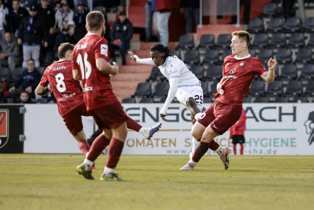 10.10.2026, xhettx, Fussball 3.Liga, SG Sonnenhof Grossaspach - SV Waldhof Mannheim v.l. das 3:1 durch Nolan Muteba (SV Waldhof Mannheim, 29)
