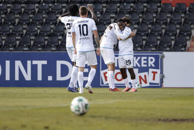 10.10.2026, xhettx, Fussball 3.Liga, SG Sonnenhof Grossaspach - SV Waldhof Mannheim v.l. jubel über das 3:1 durch Nolan Muteba (SV Waldhof Mannheim, 29)