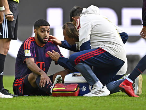 10.10.2026, Fussball Bundesliga 2026 2027, 5.Spieltag, FC Augsburg - FC Bayern München, in der WWK-Arena Augsburg, Ismael Saibari (FC Bayern München) wird behandelt.