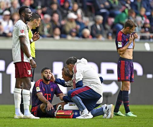 10.10.2026, Fussball Bundesliga 2026 2027, 5.Spieltag, FC Augsburg - FC Bayern München, in der WWK-Arena Augsburg, Ismael Saibari (FC Bayern München) wird behandelt.