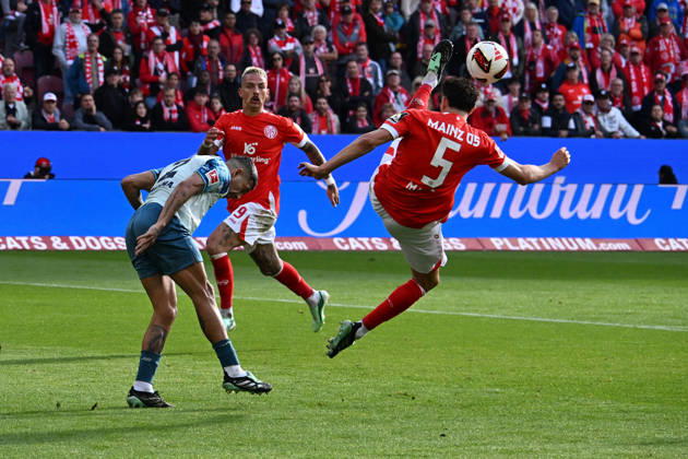10.10.2026, xsltx, Fussball 1.Bundesliga, FSV Mainz 05 - Bayer 04 Leverkusen v.l. Facundo Medina (Bayer 04 Leverkusen) Eric Martel (FSV Mainz 05) Zweikampf, Aktion, action, battle for the ball (DFL DFB REGULATIONS PROHIBIT ANY USE OF PHOTOGRAPHS as IMAGE SEQUENCES and or QUASI-VIDEO) Mainz