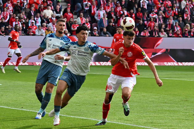 10.10.2026, xsltx, Fussball 1.Bundesliga, FSV Mainz 05 - Bayer 04 Leverkusen v.l. Ibrahim Maza (Bayer 04 Leverkusen) Eric Martel (FSV Mainz 05) Zweikampf, Aktion, action, battle for the ball (DFL DFB REGULATIONS PROHIBIT ANY USE OF PHOTOGRAPHS as IMAGE SEQUENCES and or QUASI-VIDEO) Mainz
