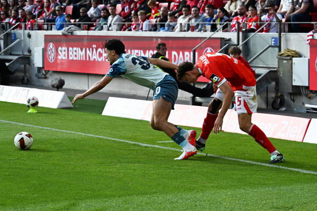 10.10.2026, xsltx, Fussball 1.Bundesliga, FSV Mainz 05 - Bayer 04 Leverkusen v.l. Ibrahim Maza (Bayer 04 Leverkusen) Eric Martel (FSV Mainz 05) Zweikampf, Aktion, action, battle for the ball (DFL DFB REGULATIONS PROHIBIT ANY USE OF PHOTOGRAPHS as IMAGE SEQUENCES and or QUASI-VIDEO) Mainz