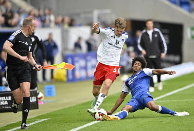 Zweikampf, Aktion Bernardo TSG 1899 Hoffenheim (13) gegen David Moeller Wolfe Hamburger SV HSV (03) Schiedsrichterassistent Linienrichter TSG 1899 Hoffenheim vs Hamburger SV HSV 10.10.2026 DFL REGULATIONS PROHIBIT ANY USE OF PHOTOGRAPHS AS IMAGE SEQUENCES AND OR QUASI-VIDEO TSG 1899 Hoffenheim vs Hamburger SV HSV