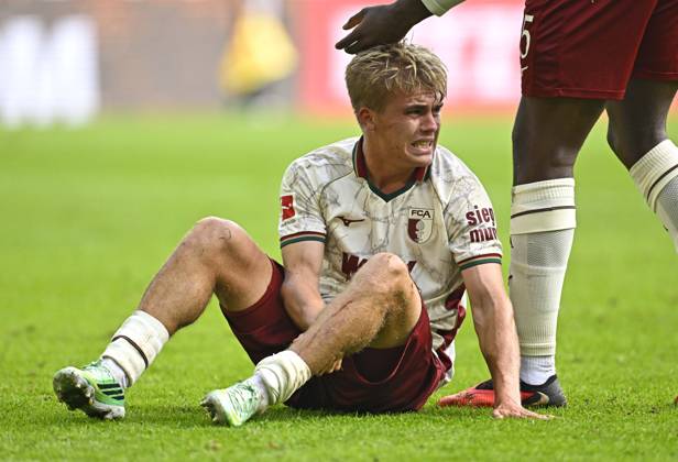 10.10.2026, Fussball Bundesliga 2026 2027, 5.Spieltag, FC Augsburg - FC Bayern München, in der WWK-Arena Augsburg, Hennes Behrens (FC Augsburg) mit einer langen Wunde am Fuß