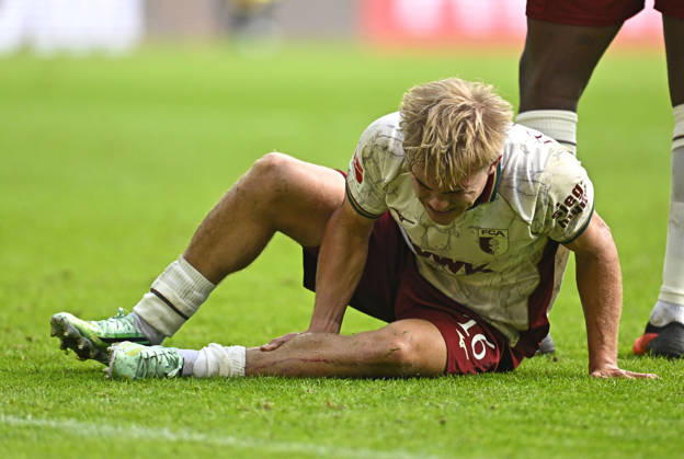 10.10.2026, Fussball Bundesliga 2026 2027, 5.Spieltag, FC Augsburg - FC Bayern München, in der WWK-Arena Augsburg, Hennes Behrens (FC Augsburg) mit einer langen Wunde am Fuß