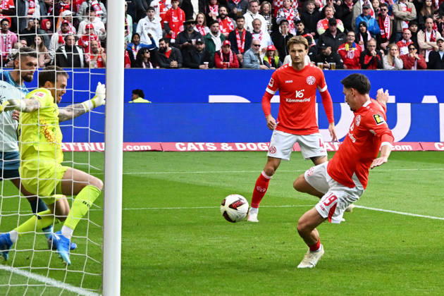 10.10.2026, xsltx, Fussball 1.Bundesliga, FSV Mainz 05 - Bayer 04 Leverkusen v.l. Anthony Caci (FSV Mainz 05) Torschuetze, erzielt das Tor, Treffer, scores the goal 1:2 Mark Flekken (Bayer 04 Leverkusen) (DFL DFB REGULATIONS PROHIBIT ANY USE OF PHOTOGRAPHS as IMAGE SEQUENCES and or QUASI-VIDEO) Mainz