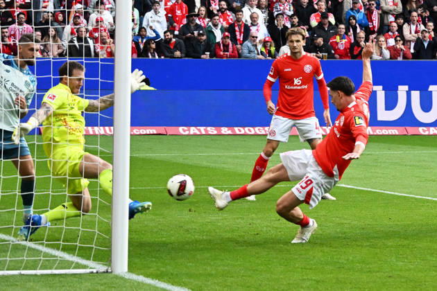 10.10.2026, xsltx, Fussball 1.Bundesliga, FSV Mainz 05 - Bayer 04 Leverkusen v.l. Anthony Caci (FSV Mainz 05) Torschuetze, erzielt das Tor, Treffer, scores the goal 1:2 Mark Flekken (Bayer 04 Leverkusen) (DFL DFB REGULATIONS PROHIBIT ANY USE OF PHOTOGRAPHS as IMAGE SEQUENCES and or QUASI-VIDEO) Mainz