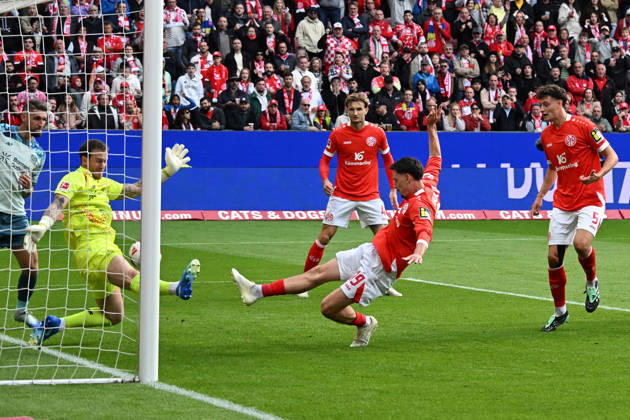 10.10.2026, xsltx, Fussball 1.Bundesliga, FSV Mainz 05 - Bayer 04 Leverkusen v.l. Anthony Caci (FSV Mainz 05) Torschuetze, erzielt das Tor, Treffer, scores the goal 1:2 Mark Flekken (Bayer 04 Leverkusen) (DFL DFB REGULATIONS PROHIBIT ANY USE OF PHOTOGRAPHS as IMAGE SEQUENCES and or QUASI-VIDEO) Mainz