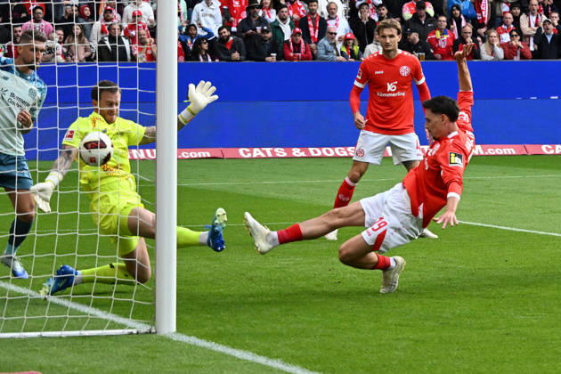 10.10.2026, xsltx, Fussball 1.Bundesliga, FSV Mainz 05 - Bayer 04 Leverkusen v.l. Anthony Caci (FSV Mainz 05) Torschuetze, erzielt das Tor, Treffer, scores the goal 1:2 Mark Flekken (Bayer 04 Leverkusen) (DFL DFB REGULATIONS PROHIBIT ANY USE OF PHOTOGRAPHS as IMAGE SEQUENCES and or QUASI-VIDEO) Mainz
