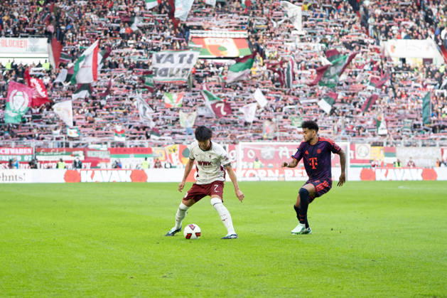 Youngwoo Seol (7 Augsburg) und Luis Diaz (14 Bayern) in Aktion beim Bundesligaspiel FC Augsburg - FC Bayern München am 10.10.2026.