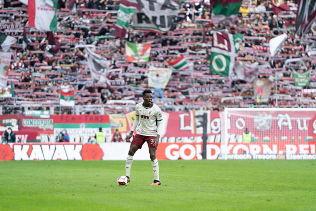 Juma Bah (35 Augsburg) in Aktion beim Bundesligaspiel FC Augsburg - FC Bayern München am 10.10.2026.