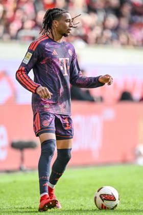 Michael Olise (FC Bayern Muenchen) in Aktion, am Ball, Einzelaktion waehrend des spiels der 1. Bundesliga zwischen FC Augsburg und FC Bayern Muenchen, WWK Arena am 10. October 2026 in Augsburg, Deutschland. (Foto von Harry Langer DeFodi Images) +++ Michael Olise (FC Bayern Muenchen) controls the Ball during the Bundesliga match between FC Augsburg and FC Bayern Muenchen at WWK Arena on October 10, 2026 in Augsburg, Germany. (Photo by Harry Langer DeFodi Images) DFB DFL REGULATIONS PROHIBIT ANY USE OF PHOTOGRAPHS AS IMAGE SEQUENCES AND OR QUASI-VIDEO. (Photo by Harry Langer DeFodi Images) DFB DFL REGULATIONS PROHIBIT ANY USE OF PHOTOGRAPHS AS IMAGE SEQUENCES AND OR QUASI-VIDEO. -