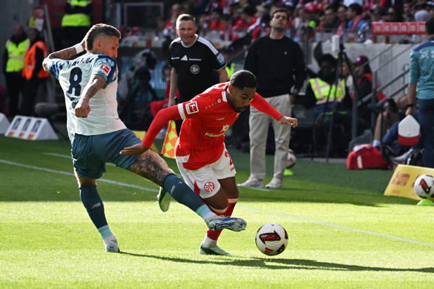 10.10.2026, xsltx, Fussball 1.Bundesliga, FSV Mainz 05 - Bayer 04 Leverkusen v.l. Robert Andrich (Bayer 04 Leverkusen) Sheraldo Becker (FSV Mainz 05) Zweikampf, Aktion, action, battle for the ball (DFL DFB REGULATIONS PROHIBIT ANY USE OF PHOTOGRAPHS as IMAGE SEQUENCES and or QUASI-VIDEO) Mainz