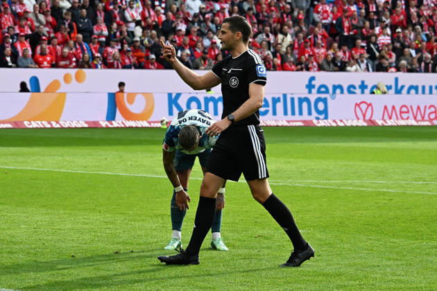 10.10.2026, xsltx, Fussball 1.Bundesliga, FSV Mainz 05 - Bayer 04 Leverkusen v.l. Schiedsrichter Referee Max Burda (DFL DFB REGULATIONS PROHIBIT ANY USE OF PHOTOGRAPHS as IMAGE SEQUENCES and or QUASI-VIDEO) Mainz