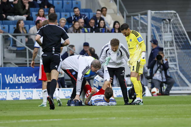 Nicolai Remberg (Hamburger SV, 21) verletzt am Boden , Deutschland, Fussball, 1. Bundesliga, 5.Spieltag, 2026 2027, TSG Hoffenheim vs. Hamburger SV, 10.10.2026, Sinsheim SNP Arena Deutschland Copyright: xGrantxHubbsx