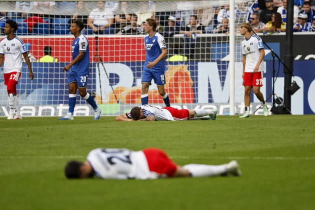 Fabio Vieira (Hamburger SV, 20) und Nicolai Remberg (Hamburger SV, 21) verletzt am Boden , Deutschland, Fussball, 1. Bundesliga, 5.Spieltag, 2026 2027, TSG Hoffenheim vs. Hamburger SV, 10.10.2026, Sinsheim SNP Arena Deutschland Copyright: xGrantxHubbsx