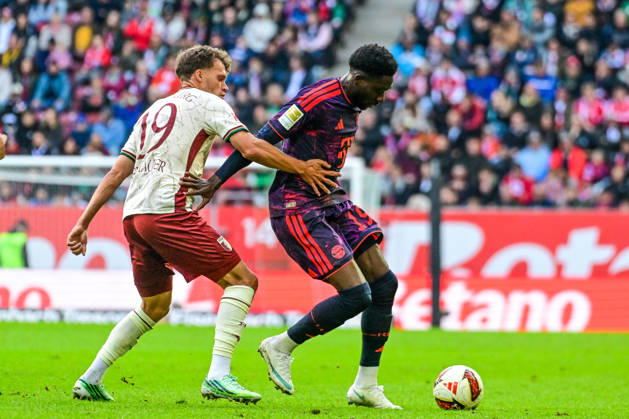 10.10.2026, GER, Fußball, Herren, 1. Bundesliga, 5. Spieltag, FC Augsburg vs FC Bayern München Robin Fellhauer (FC Augsburg, 19) Alphonso Davies (Bayern Muenchen, 19) Augsburg WWK-Arena Bayern Deutschland Copyright: xNordphotox xHafnerx