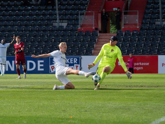Torwart Maximilian Reule (SG Sonnenhof Grossaspach, 01) klaert vor Julian Rieckmann (SV Waldhof Mannheim, 21) GER, Fussball, SG Sonnenhof Grossaspach vs. SV Waldhof Mannheim, 3. Liga, 8. Spieltag, Aspach, Saison 2026 2027, 10.10.2026 GER, Fussball, SG Sonnenhof Grossaspach vs. SV Waldhof Mannheim, 3. Liga, 8. Spieltag, Aspach, Saison 2026 2027, 10.10.2026 Aspach Copyright: xCarstenxSchweringx EP_CSG
