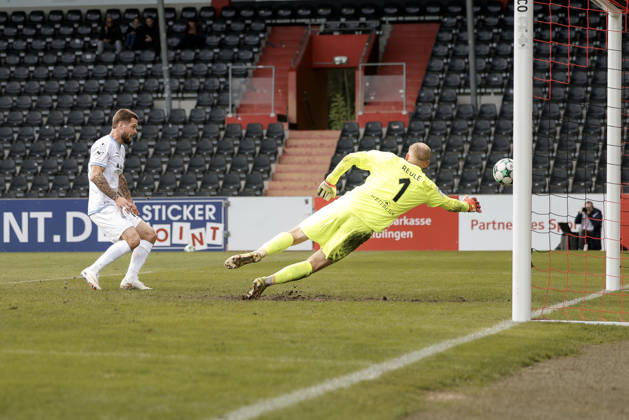 10.10.2026, xhettx, Fussball 3.Liga, SG Sonnenhof Grossaspach - SV Waldhof Mannheim v.l. Julian Ulbricht (SV Waldhof Mannheim, 10) mit dem 1:5