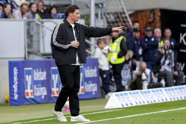 Merlin Polzin (Trainer, Cheftrainer, HSV), gibt Anweisungen, gestikuliert, mit den Armen gestikulieren, Freisteller, Ganzkörper, Einzelbild, Einzelfoto, Aktion, Action, am Spielfeldrand, an der Seitenauslinie, 10.10.2026, Sinsheim (Deutschland), Fussball, Bundesliga, TSG 1899 Hoffenheim - Hamburger SV, DFB DFL REGULATIONS PROHIBIT ANY USE OF PHOTOGRAPHS AS IMAGE SEQUENCES AND OR QUASI-VIDEO.