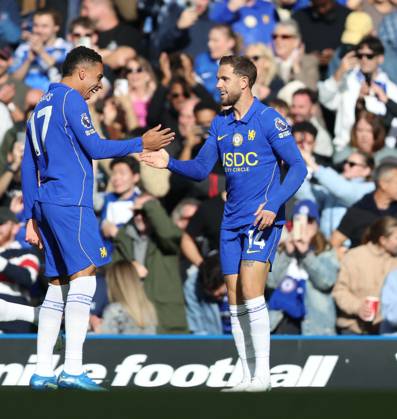 Premier League - Chelsea v AFC Bournemouth LONDON, ENGLAND, OCTOBER 10: GOAL 1-0, Jordan Henderson of Chelsea goal celebration with Morgan Rogers of Chelsea after scoring a goal to make the score 1-0 during The Premier League match between Chelsea v AFC Bournemouth at Stamford Bridge Stadium, London, England, on October 10. (Photo by Daniel Weir) London Stamford Bridge Stadium England Copyright: xDanielxWeir SportsxPressxPhotox Sportspressphoto_SPR250757