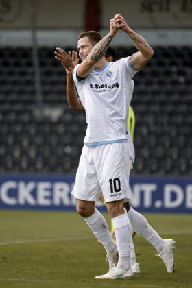 10.10.2026, xhettx, Fussball 3.Liga, SG Sonnenhof Grossaspach - SV Waldhof Mannheim v.l. jubel über das 1:5 durch Julian Ulbricht (SV Waldhof Mannheim, 10)