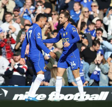 Premier League - Chelsea v AFC Bournemouth LONDON, ENGLAND, OCTOBER 10: GOAL 1-0, Jordan Henderson of Chelsea goal celebration with Morgan Rogers of Chelsea after scoring a goal to make the score 1-0 during The Premier League match between Chelsea v AFC Bournemouth at Stamford Bridge Stadium, London, England, on October 10. (Photo by Daniel Weir) London Stamford Bridge Stadium England Copyright: xDanielxWeir SportsxPressxPhotox Sportspressphoto_SPR250759