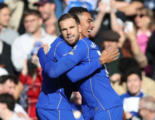 Premier League - Chelsea v AFC Bournemouth LONDON, ENGLAND, OCTOBER 10: GOAL 1-0, Jordan Henderson of Chelsea goal celebration with Morgan Rogers of Chelsea after scoring a goal to make the score 1-0 during The Premier League match between Chelsea v AFC Bournemouth at Stamford Bridge Stadium, London, England, on October 10. (Photo by Daniel Weir) London Stamford Bridge Stadium England Copyright: xDanielxWeir SportsxPressxPhotox Sportspressphoto_SPR250761