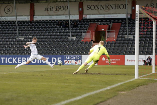 10.10.2026, xhettx, Fussball 3.Liga, SG Sonnenhof Grossaspach - SV Waldhof Mannheim v.l. Julian Ulbricht (SV Waldhof Mannheim, 10) mit dem 1:5